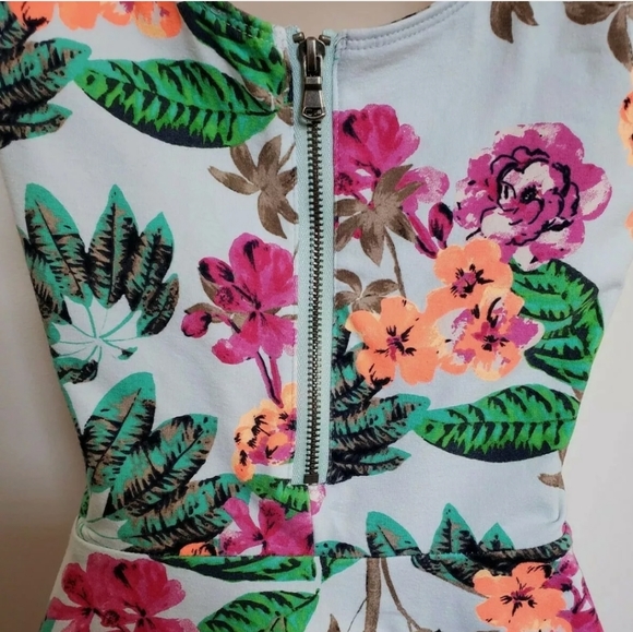 Express Women's Top Ruffled Bottom Flowered Back Zip - Picture 5 of 7